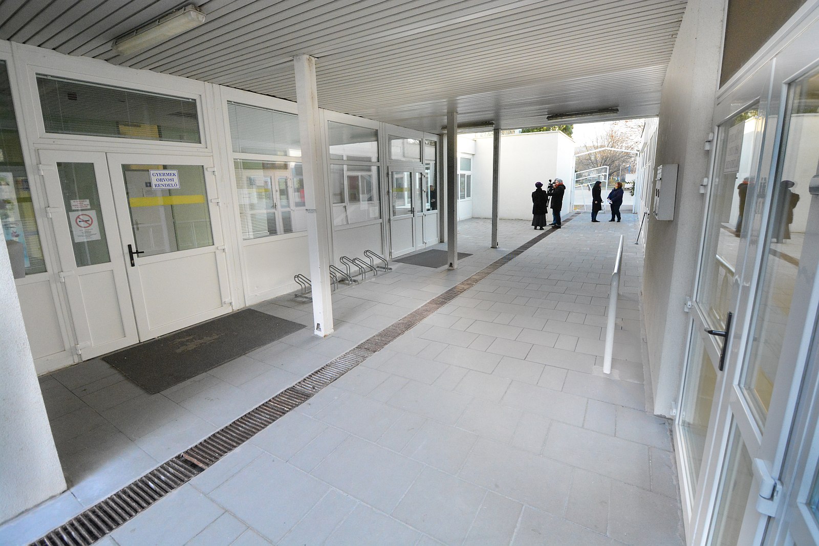 Megújult a Sarló utcai orvosi rendelő belső udvara